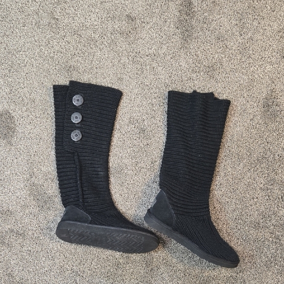 UGG Australia Women 5819 Black Knit Sweater Buttons Boots Shoes Sz 7 - Picture 1 of 8